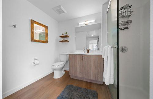 Stylish Top-Floor Gem with King Bed & City Ocean Views - Foto 16