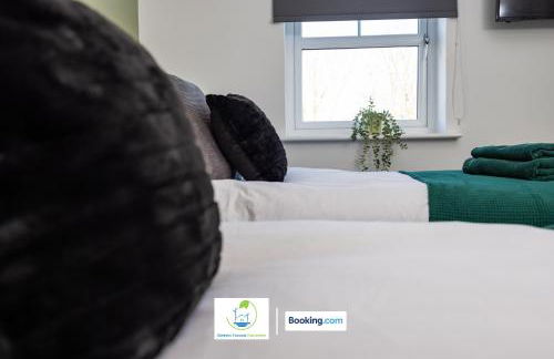 Cosy Retreat By Green Haven Escapes Short Lets & Serviced Accommodation Seacroft With Free Off-Street Parking & Pet-Friendly - Photo 9