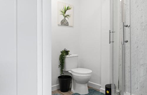 Modern 5 Bed 2 Bath House w Free Parking - Photo 19