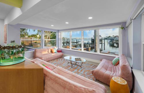 Pink Pony Villa - Waterfront Escape with Pool & Themed Rooms - Foto 1