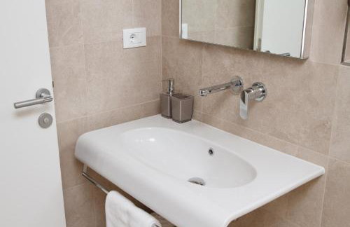 Luxury Poolside Villa - Photo 24