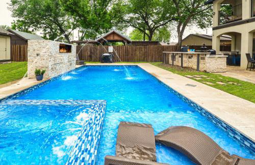 GORGEOUS 5-bd 4ba w Pool, Hot Tub, 2 kitchens, & Game Room Near Dallas Airports! - Foto 3