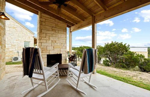 Beautiful Pet-Friendly Cottage with Outdoor Fireplace for a Wonderful Escape in Nature near Austin, Texas - Photo 13