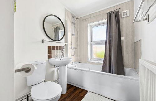 2BR Leamington Spa, by Clarendon Stays, FREE Parking, WiFi, Smart TV! - Foto 5