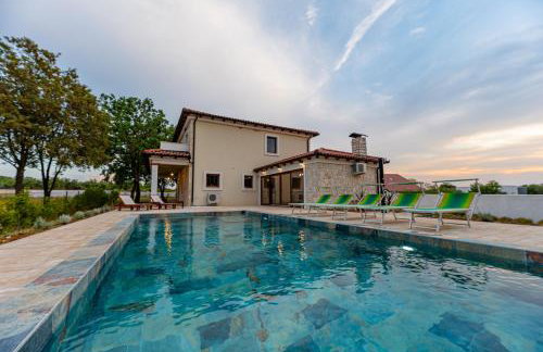 Villa Pietro with a heated Saltwater pool - Photo 43