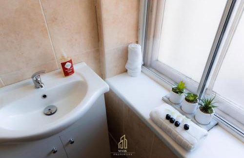 Modern 2BR Apartment - Prime Location Near Beach & Town - Sleeps 5 - Foto 37