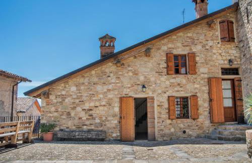 Tranquil Village Stay with Fireplace - Photo 2