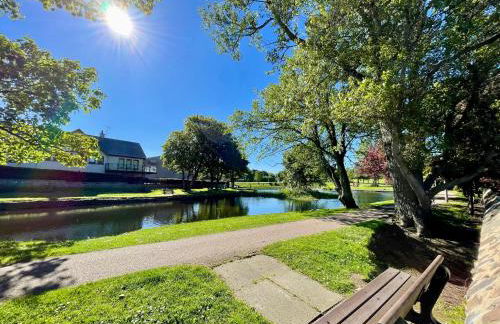 Modern Coastal Retreat, 5-Bedroom, 4-Bathroom Home, with Parking in Portsoy - Foto 45