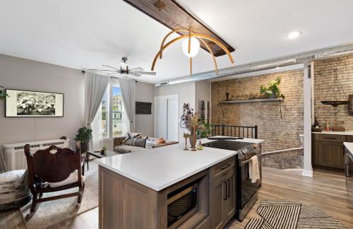 Bus Stop Sally in Historic Walker's Point MKE - Foto 31