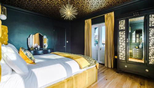 Unique 4 Bed Home in The Windsor Tapestries by Casa by Grace - Sleeps 7-9, Private Hot Tub Hire, Free Parking, Dog Friendly, Legoland, Windsor Castle - Foto 4, wardrobe