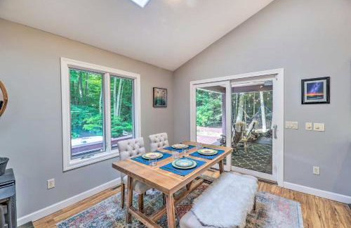 Cozy Whitehall Hideaway with Hot Tub and Chiminea! - Foto 7