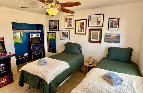 Epic Views, Huge House, Acres of J-Trees to explore, Hot Tub, Pool, AC, and Mini-Golf - Foto 48