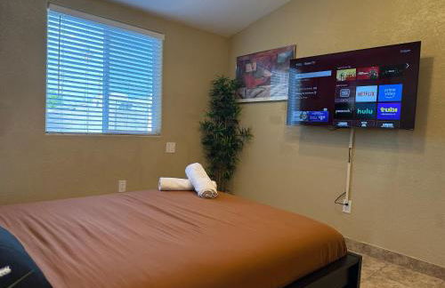 3 Bedroom, 2 Bath Whole House, ASU, Tempe, Scottsdale on Light Rail - Photo 6