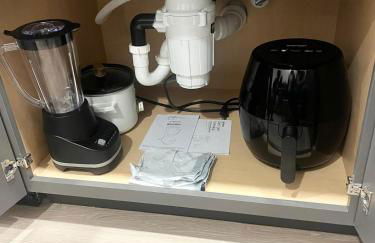 Cozy 1BR with Private Balcony, Gym, Pool & Workspace - Foto 24