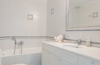 Beachfront Modern Apartment - Photo 17