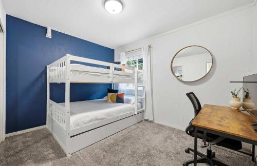 4BR Family Retreat with Hot Tub Games & Fire Pit - Foto 25