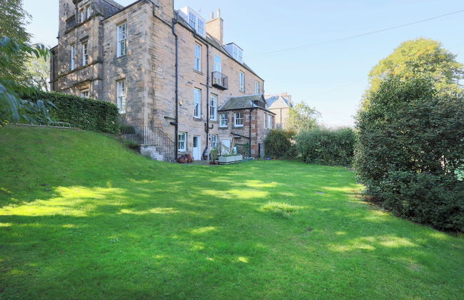 Delightful 3-bed Flat with Parking - Foto 47