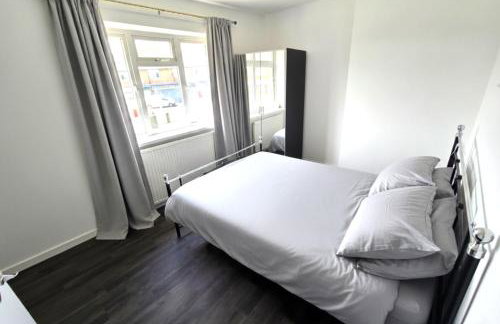 Park Road Retreat - Large 4 Bed Home with Ample Parking! - Foto 7