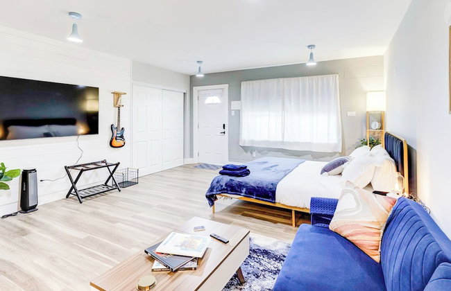 Themed Lux Loft with King Bed Free Parking and WiFi - Photo 64