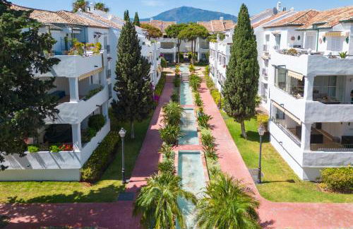 Elegant Marbella Apartment, 5-Pool Oasis, Sunlit Terrace, Garage - Photo 28