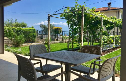 Casa con ampio terrazzo, vista lago e giardino - Foto 62