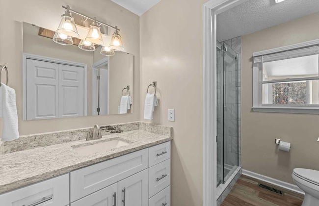 Pleasant Cove Waterfront Getaway With Fire Pit, Deck, and Lake Views - Foto 28