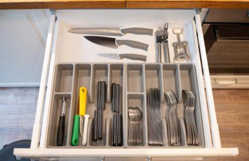 Platz für 8 Pers - C4S Come4Stay Monteure "InnArt" Boxspringbett Einzelbett Töging am Inn, Parkplatz, WLAN, Balkon, Smart TV, voll ausgestatteter Küche, Waschmaschine - Foto 30