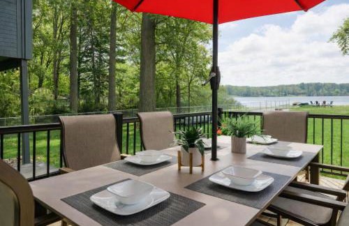 Lakefront Retreat with Views and Decks and Fire Pit - Foto 46