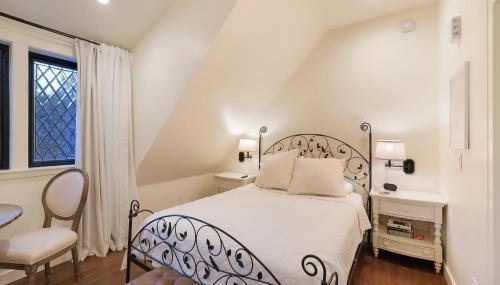 New Tudor Cottage one block from Chico State and downtown with private garage - Foto 3