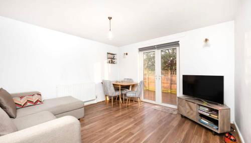 Charming 1BR flat with patio perfect for couples - Photo 2