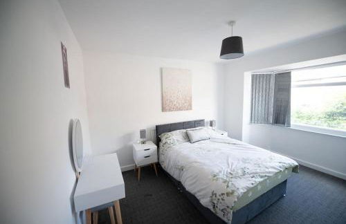 Spacious 3 Bed Home Manchester Airport Free Parking - Foto 6