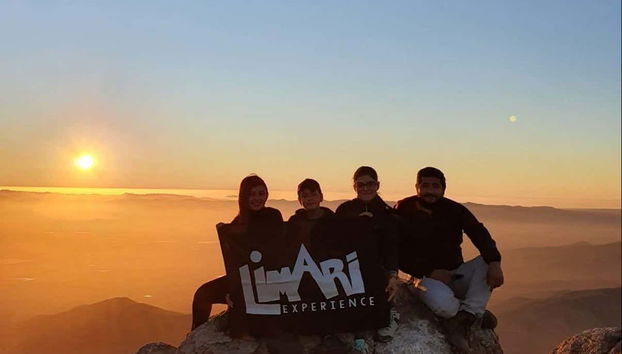 Coronando la cima al atardecer del cerro Tamaya