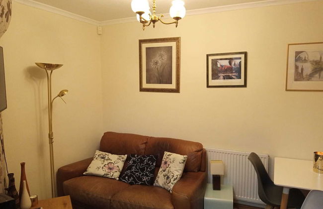 Beautiful 4-bed Apartment in Wolverhampton - Photo 10