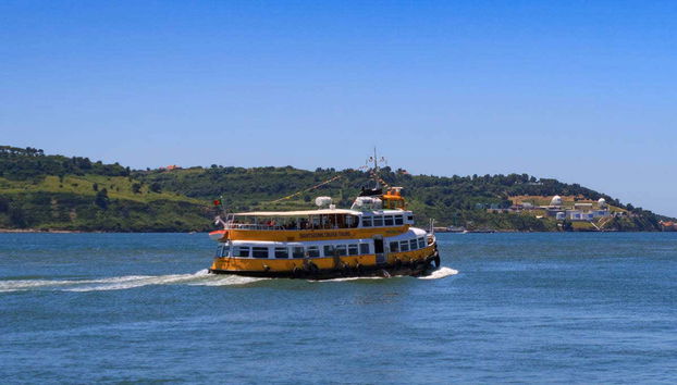 Barco turístico navegando pelo rio Tejo