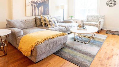 Cozy 3BR Townhome Perfect Location ABODEbucks - Foto 5