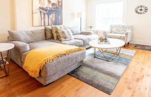 Cozy 3BR Townhome Perfect Location ABODEbucks - Foto 5