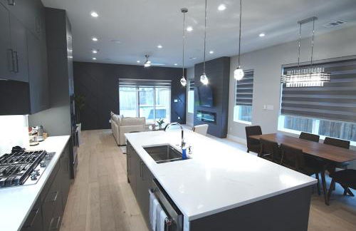 Modern 3BR with Game Room, Near Market Center DART, Med District & Uptown - Foto 10