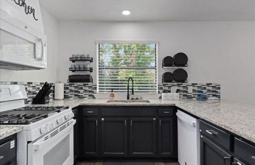 Super Comfy Home with Hot Tub! - Photo 26