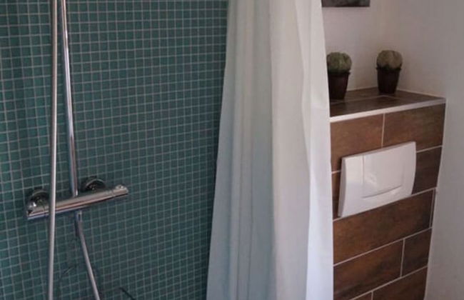 Small House on the Lake - Photo 11