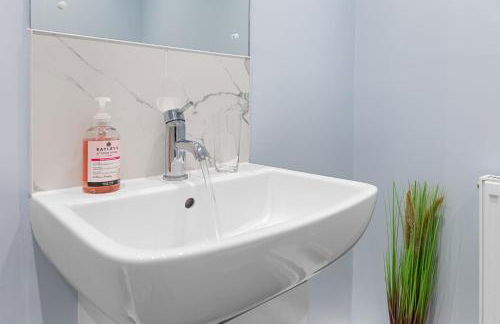 Spacious London 2-Bed Flat with a King Bed-Save on Long Stays-5 Separate Beds- Parking Available! - Foto 51