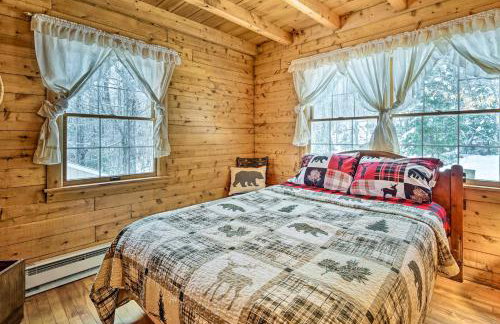 Andover Cabin Retreat with Hot Tub and Fireplace! - Foto 14