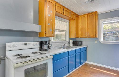 12 Mi to Lake Access Port Arthur Apt with Yard - Photo 2