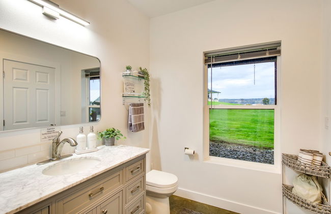 Chic and Modern Snohomish Hideaway on a Working Farm - Foto 17