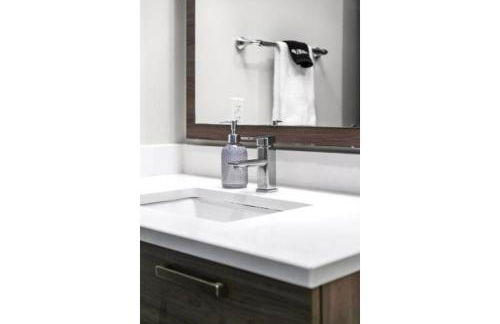 Beautiful Downtown Apartment with Parking, Laundry, & Pool - Photo 18