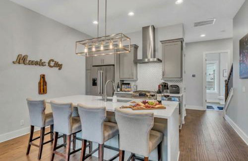 NEW Luxe 4BR 12 Beds - RoofDeck Views - Chefs Kitchen - Foto 3