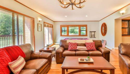 Stream-Side Atrium Home with Side Rooms & Pool Table - Foto 2