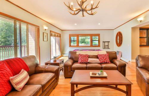 Stream-Side Atrium Home with Side Rooms & Pool Table - Foto 2