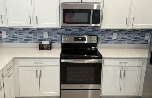 Pet friendly, Heated Pool, close to many beaches, monthly New Vacation Villa - Foto 7