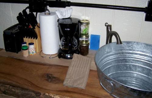 Cozy Wood Shed Tiny House Near Old Hickory Lake w/ Full Kitchen, Fire Pit & Breakfast - Foto 15