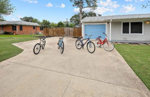 Adorable Southside ATM Cottage with Bikes, Pets OK - Photo 27